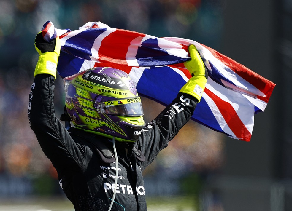 Lewis Hamilton vence GP de Silverstone — Foto: Reuters