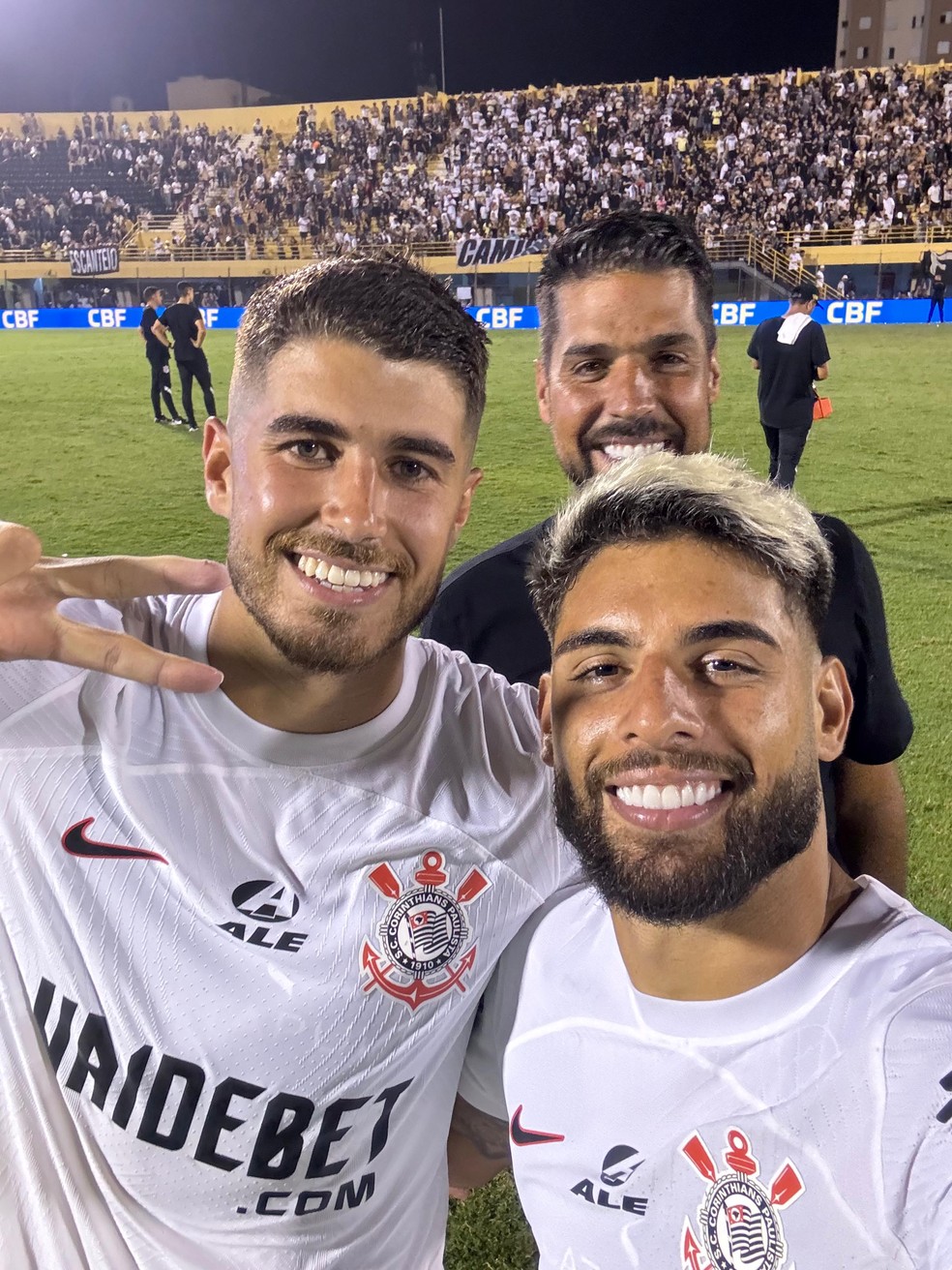 Pedro Raul, Yuri Alberto e António Oliveira em selfie após classificação do Corinthians