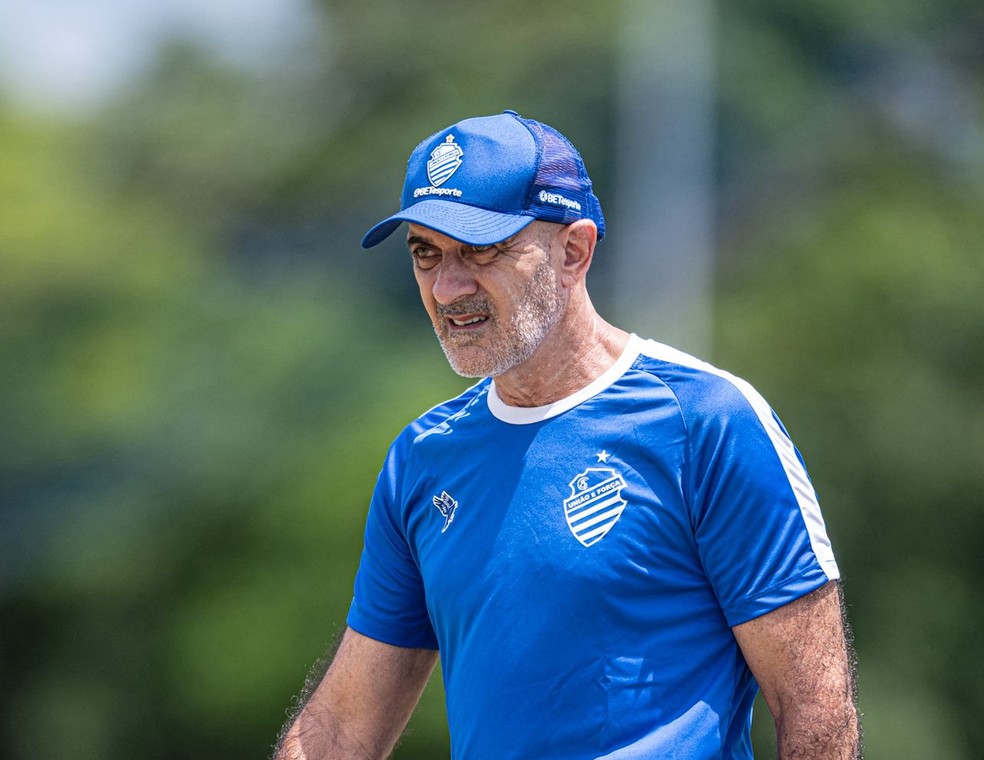 Itamar Schülle observou CSA no primeiro jogo-treino da pré-temporada — Foto: Augusto Oliveira/ASCOM CSA