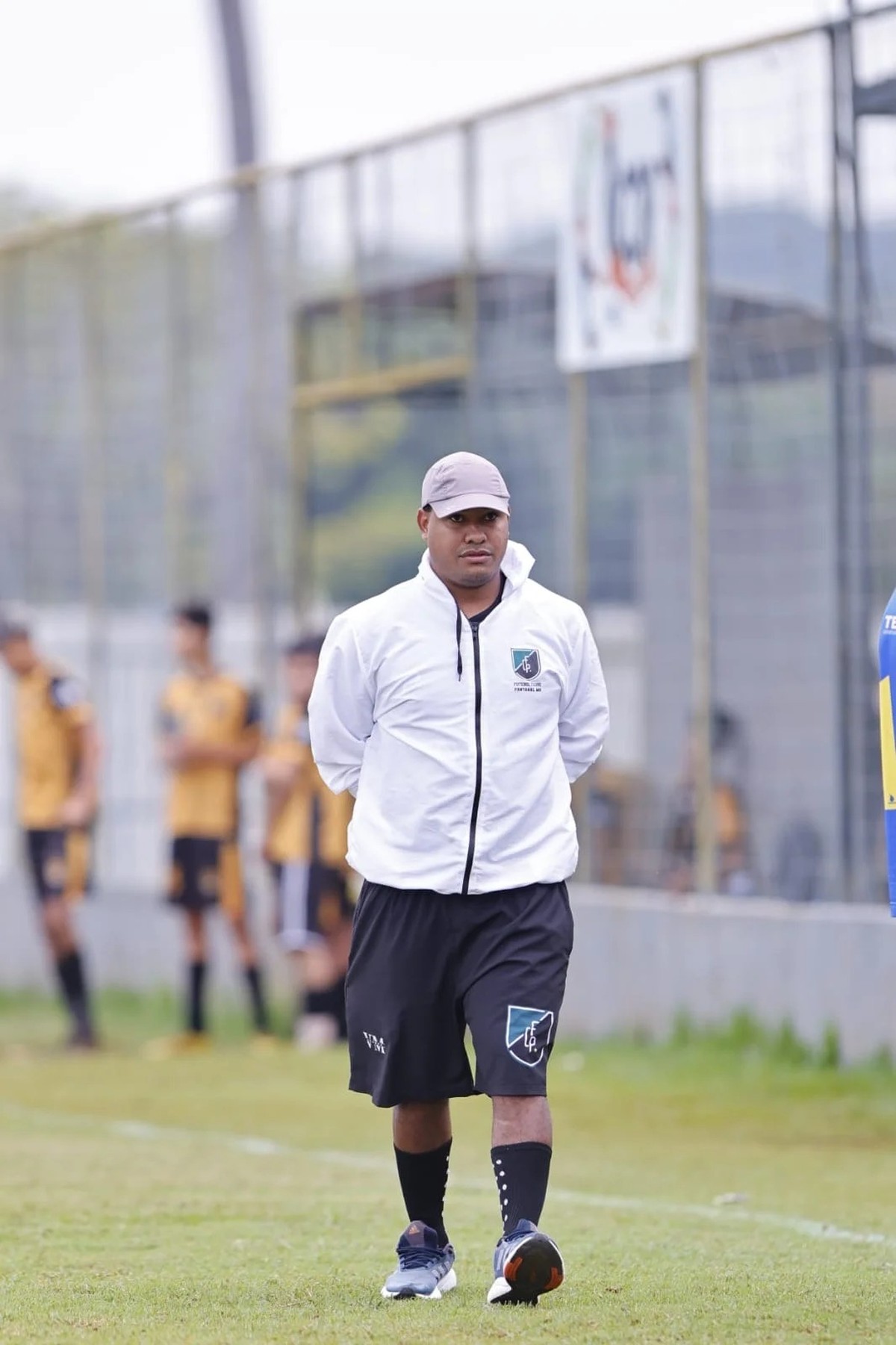 Treinador Erik Lopes em coletiva de apresentação do time feminino do Pantanal