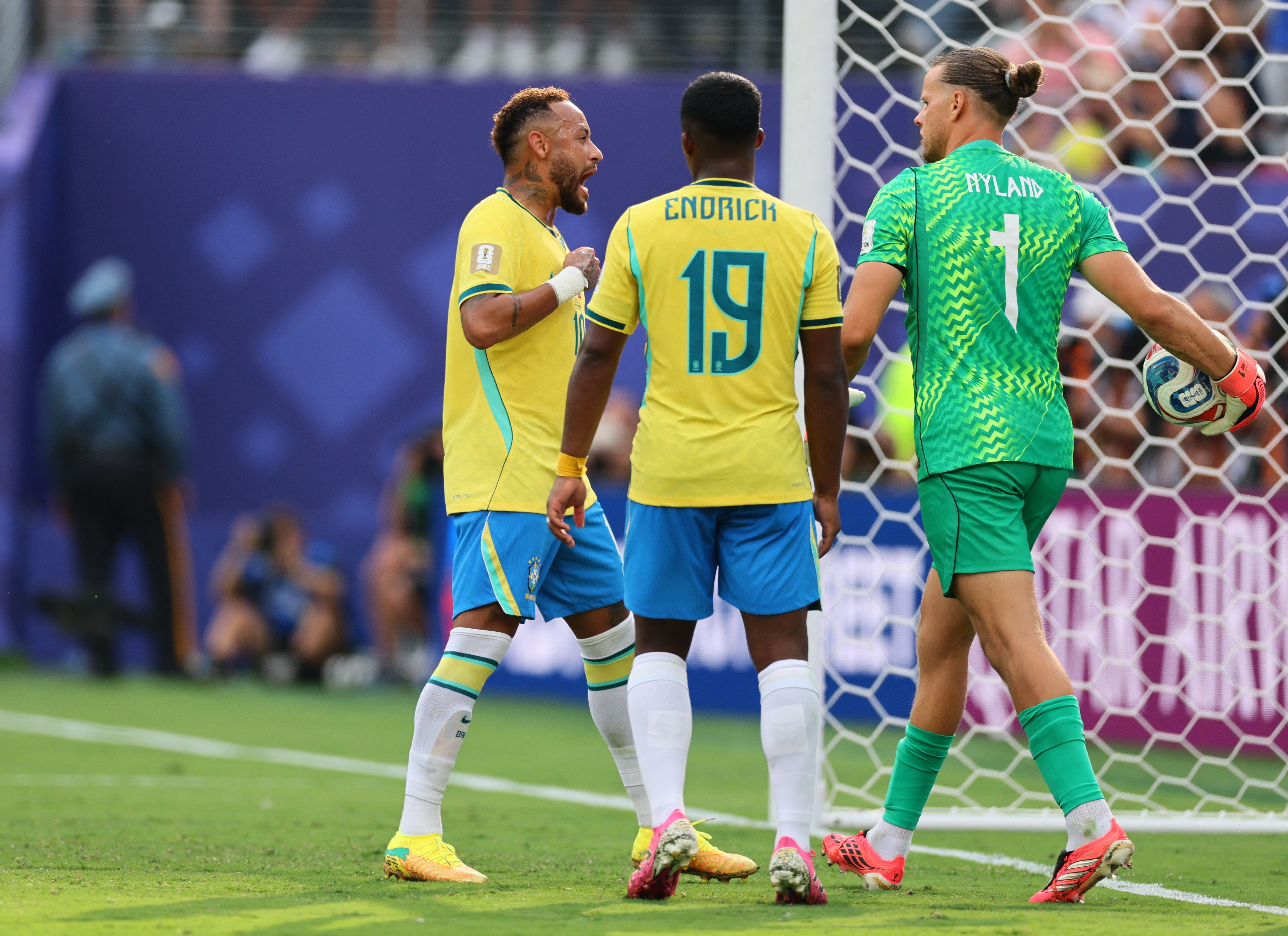 Neymar discute com goleiro da Noruega e é criticado pelas redes sociais: "Vergonha"