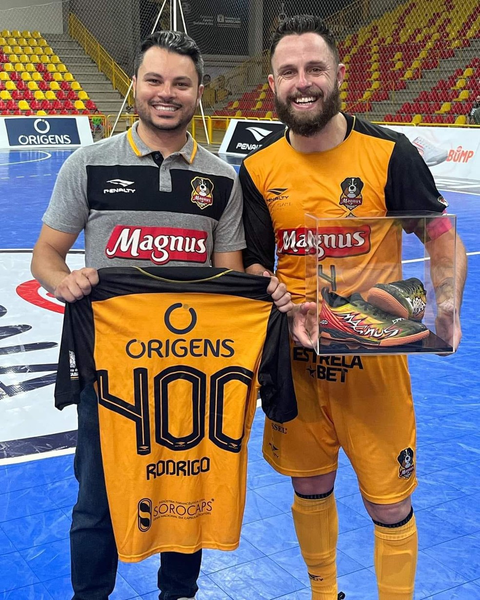 Fellipe Drommond ao lado de Rodrigo Capita, na celebração dos 400 anos do fixo do Sorocaba — Foto: Divulgação/Magnus Futsal