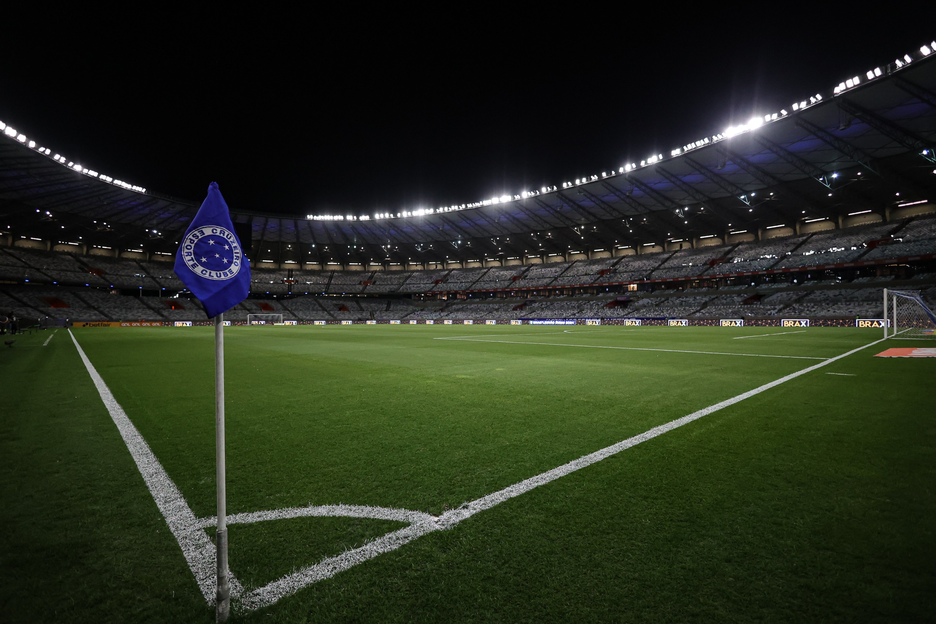 Cruzeiro e Flamengo decidem vaga nas quartas da Libertadores: saiba onde assistir e escalações