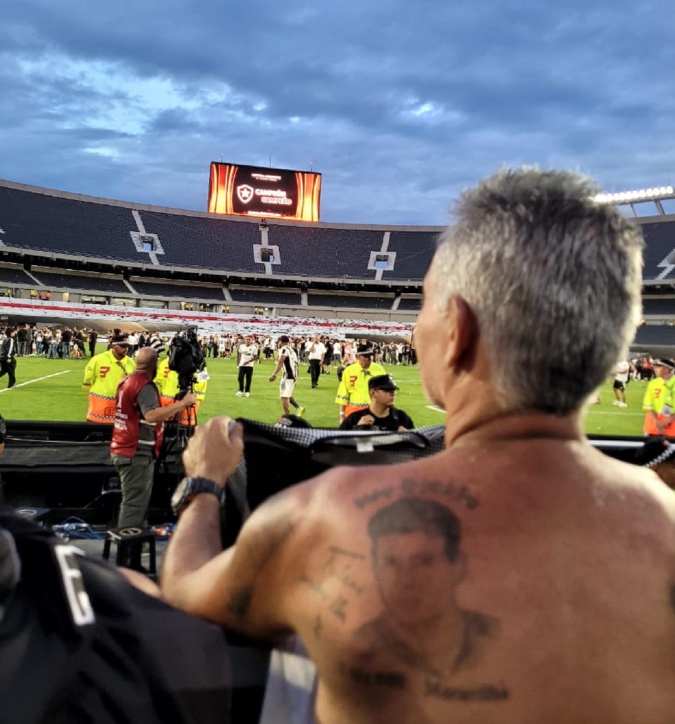 Gilberto Mateus com camisas do Botafogo e da Argentina