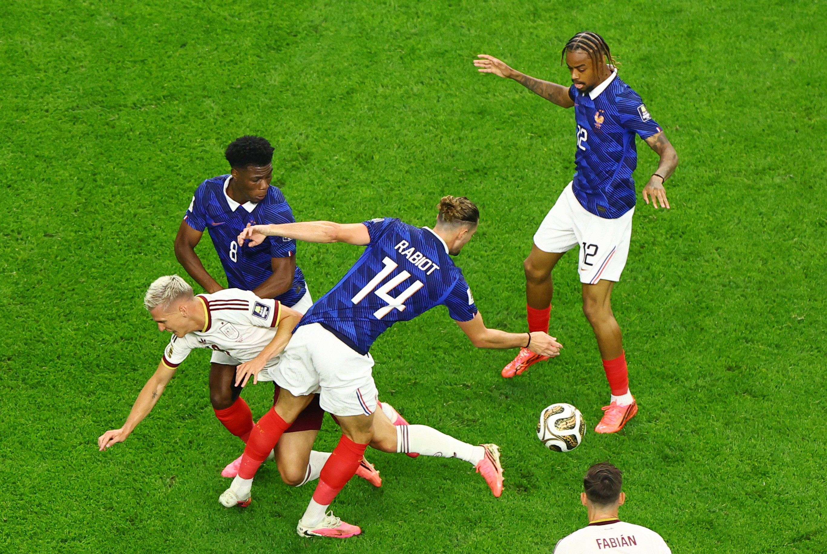 Jogador da França critica atuação e diz ter visto "comportamentos inadmissíveis" de colegas de time