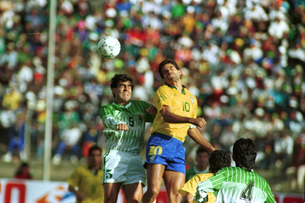 Gustavo Quinteros em disputa aérea com Raí nas Eliminatórias de 1993
