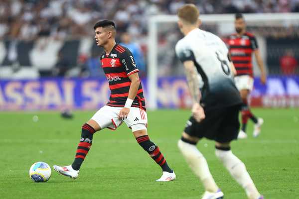 Promissora estreia de Alcaraz no Flamengo: da arrancada à expulsão antes da agressão