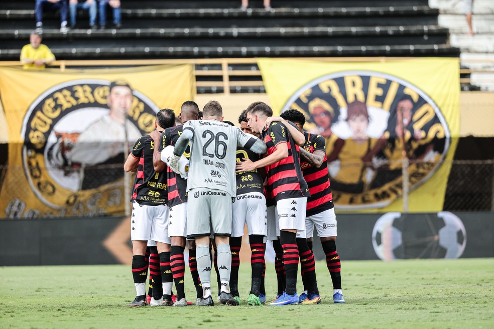 Elenco do Sport minutos antes do jogo com São Bernardo