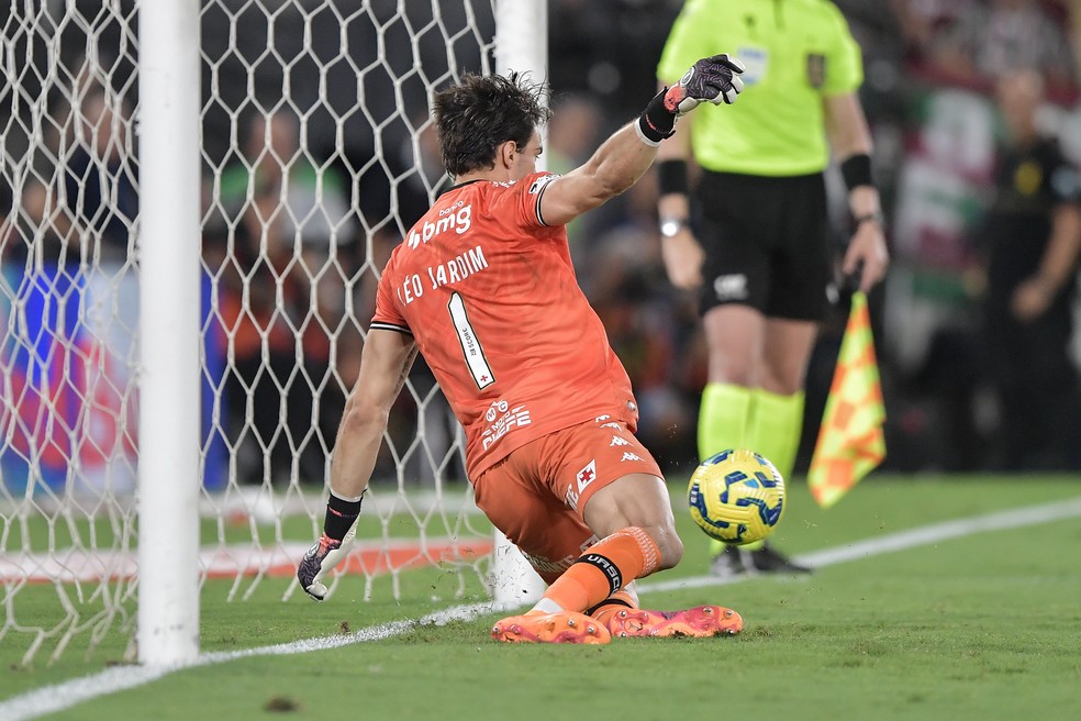 Leo Jardim goleiro do Vasco defende penalti durante partida contra o Fluminense no est�dio Maracan� pelo campeonato Copa Do Brasil 2025 � Foto: Thiago Ribeiro/AGIF