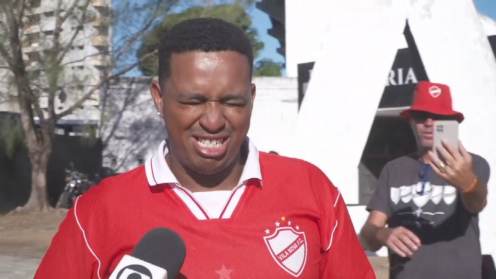 Torcedor fica sem acesso para a Série A e sem esposa após derrota do Vila Nova — Foto: Nathália Freitas / ge