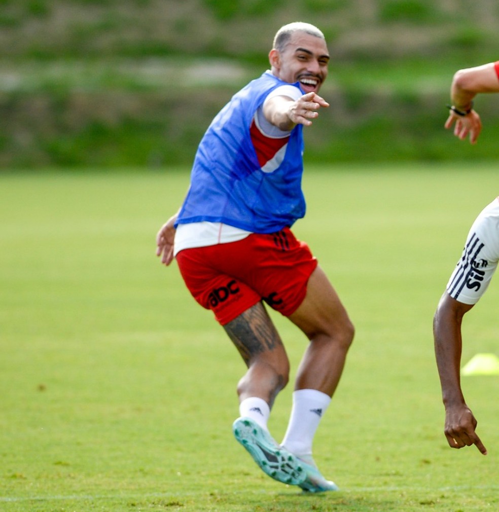 Matheuzinho durante treino no Ninho do Urubu — Foto: Divulgação: Flamengo/Marcelo Cortes
