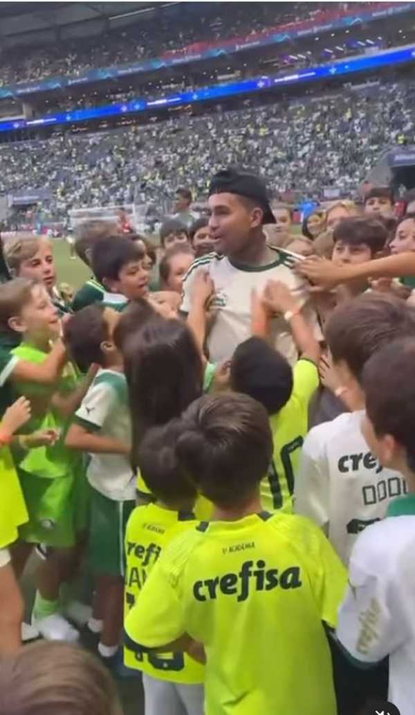 Dudu compartilha momento com torcedores fora da festa do título do Palmeiras.