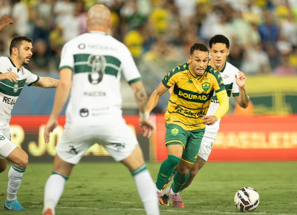 Juan Christian sendo marcado de perto pelos jogadores do Coritiba — Foto: AssCom Dourado