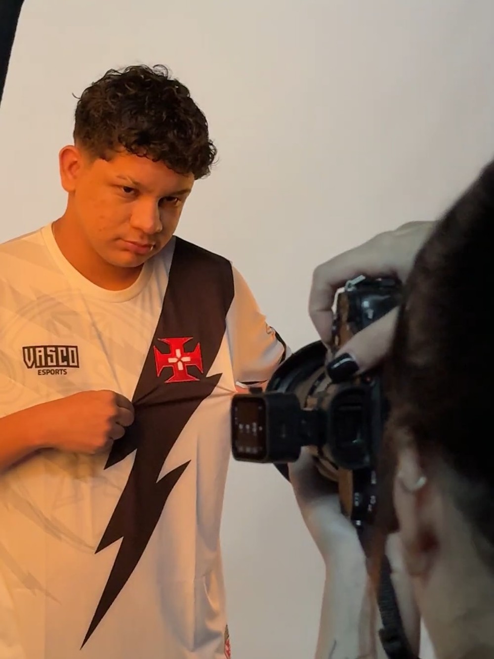 Theus celebrates a victory with his community team, now part of Vasco Esports.