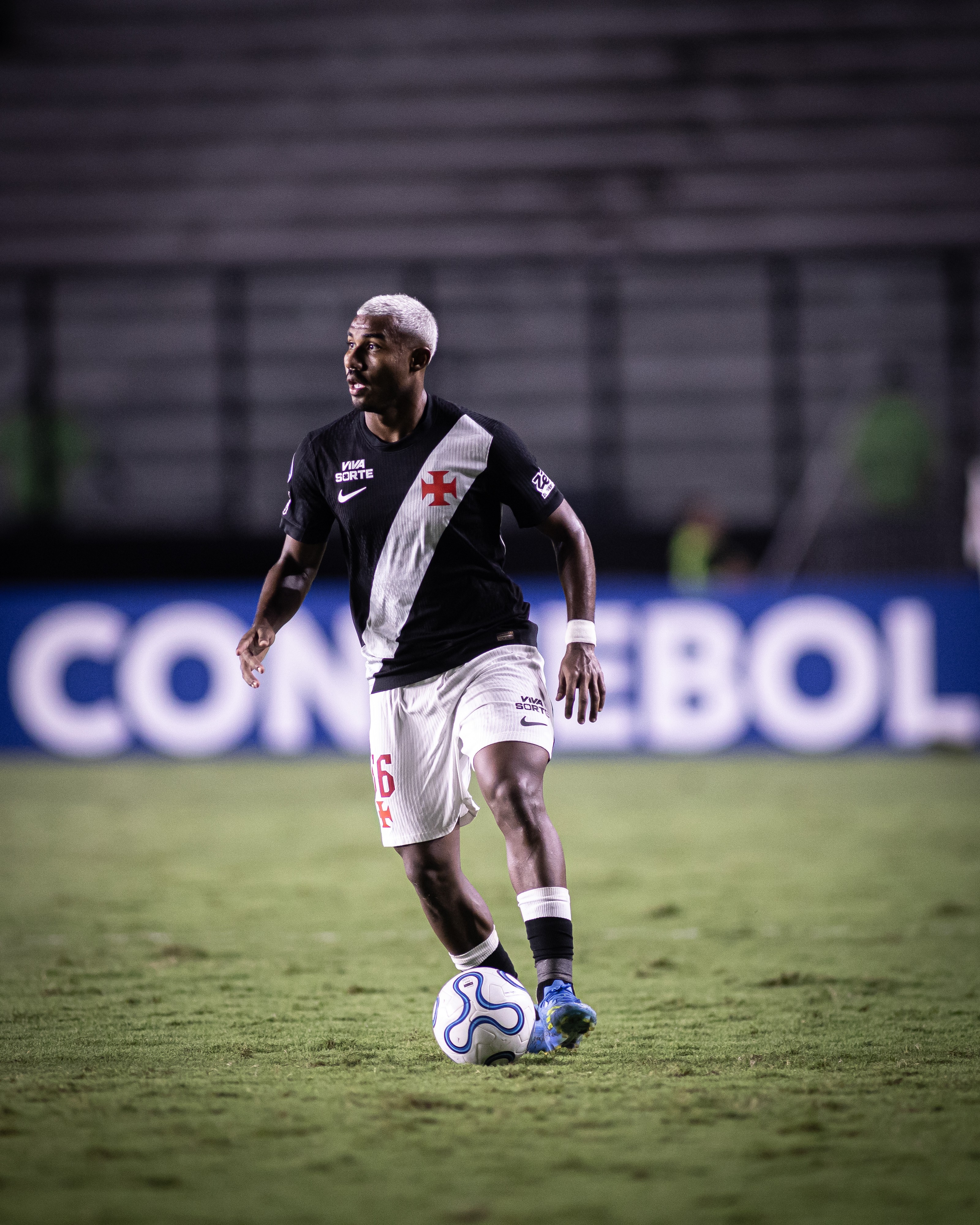 Vasco chega a Porto Alegre para enfrentar o Grêmio; veja a provável escalação