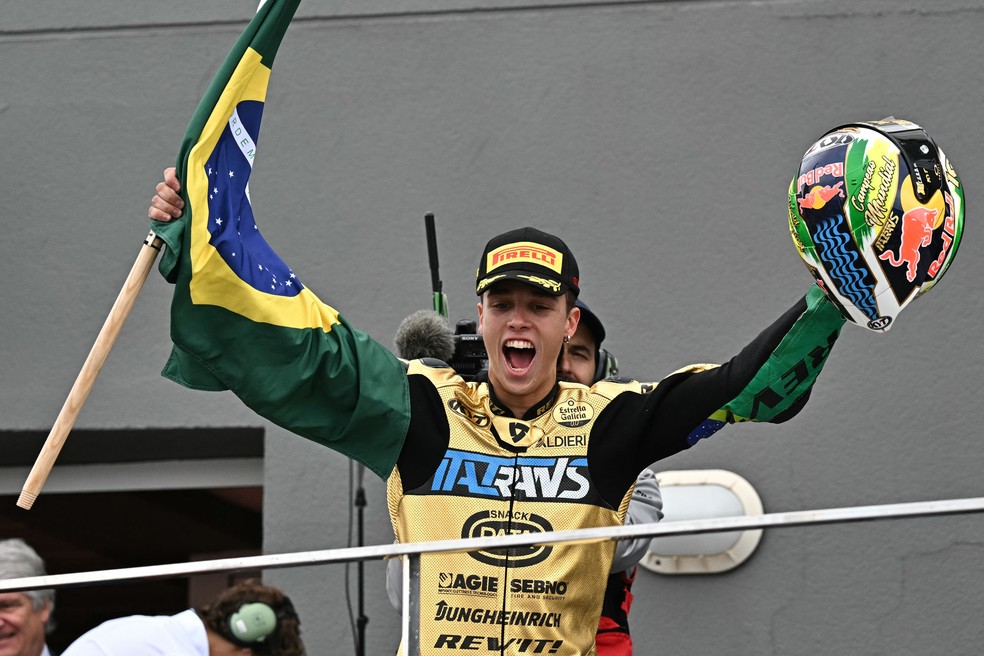 Diogo Moreira comemora título da Moto 2 — Foto: Javier Soriano / AFP