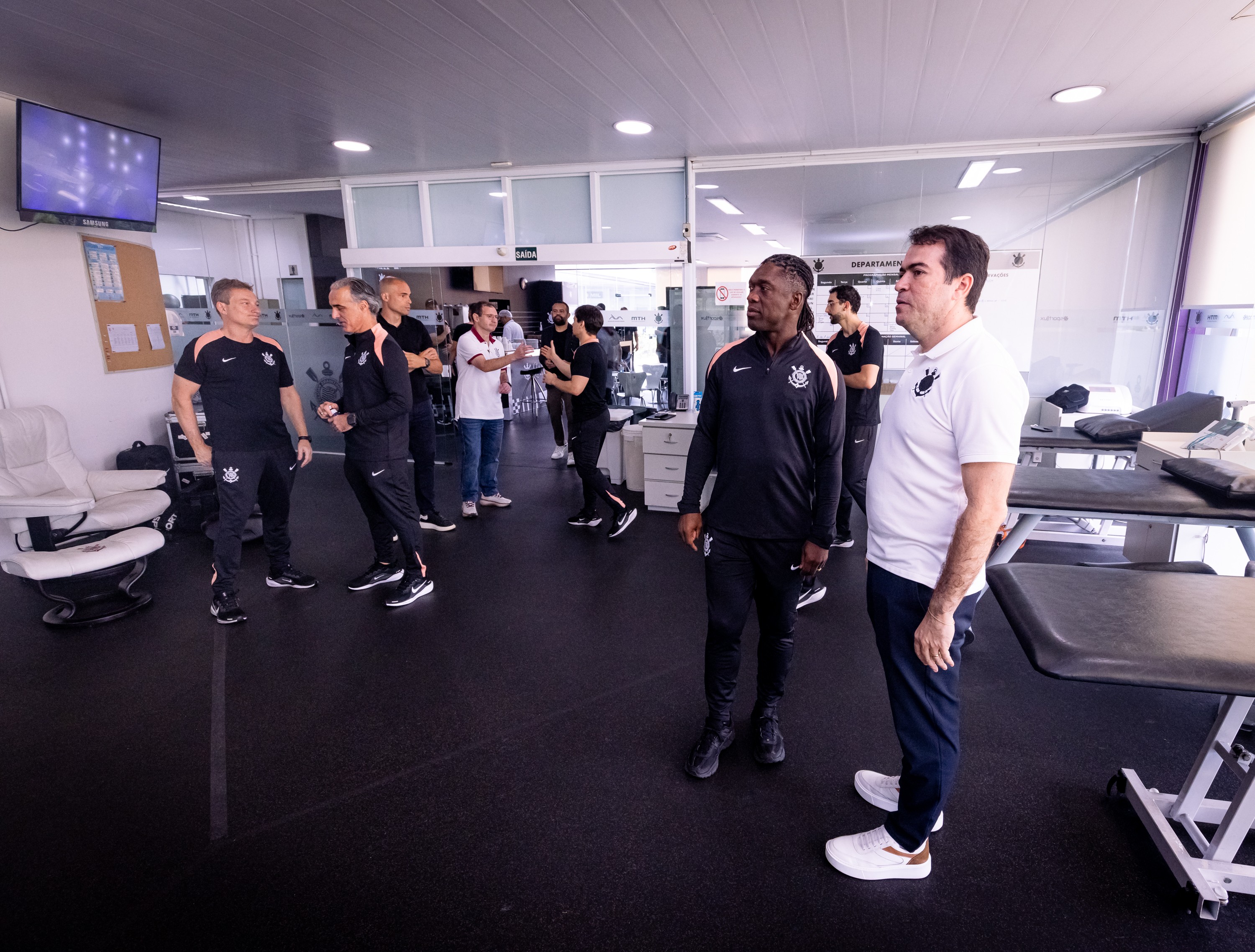 Seedorf pede troca no conteúdo das TVs do CT do Corinthians; veja outras mudanças do técnico