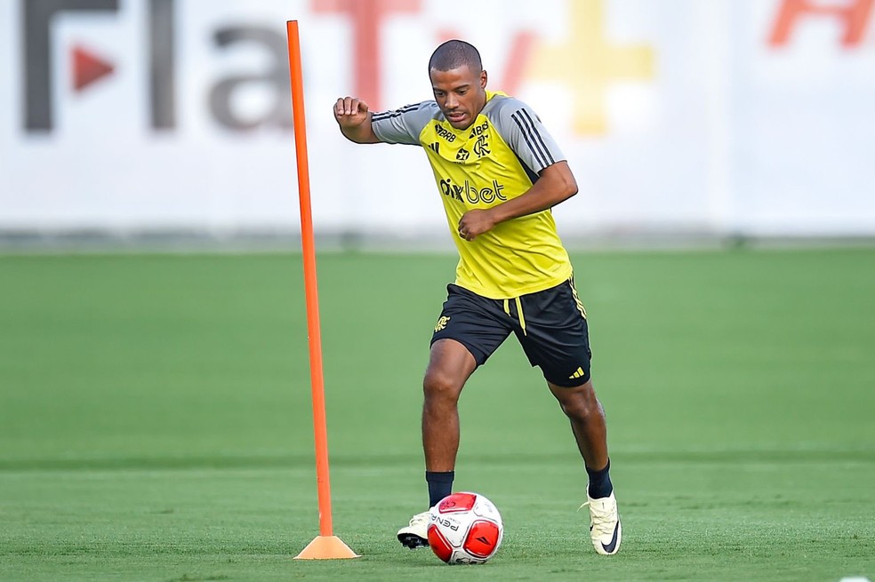 De la Cruz em treino do Flamengo — Foto: Marcelo Cortes / CRF