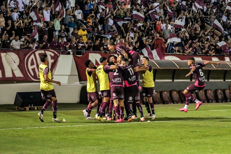 Time da Ferroviária festeja acesso à Série B — Foto: Carolina Borges/Ferroviária SAF