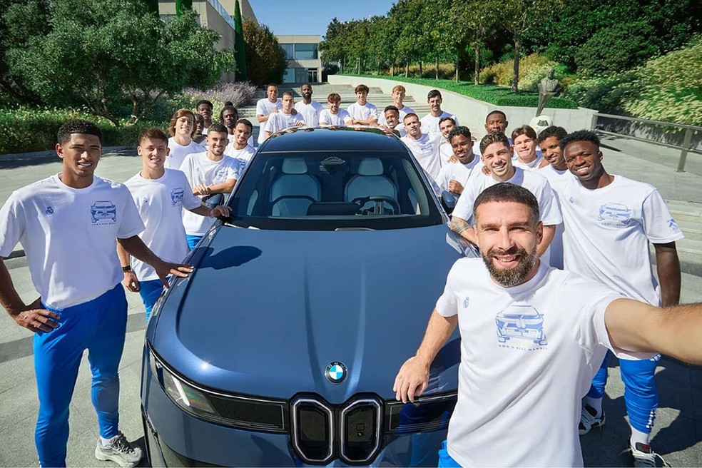 Jogadores do Real Madrid recebem carros de luxo para a temporada — Foto: Reprodução