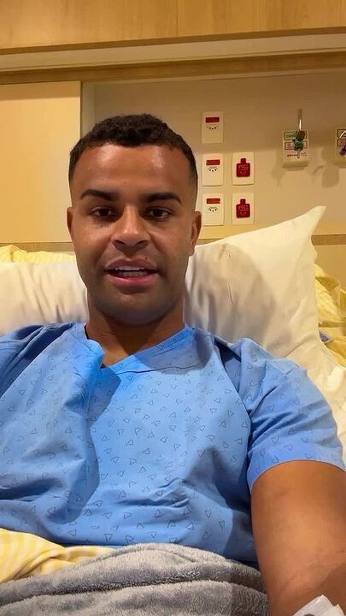 Alisson inicia fisioterapia no São Paulo com bota imobilizadora e muletas