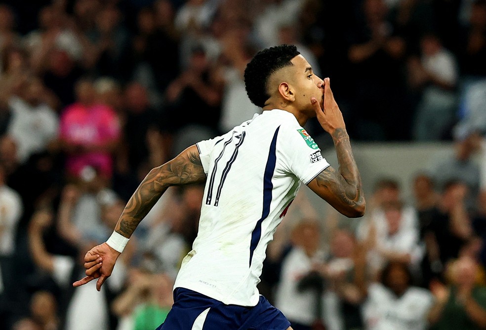 Savinho comemora o gol marcado pelo Tottenham na Copa da Liga Inglesa — Foto: Reuters
