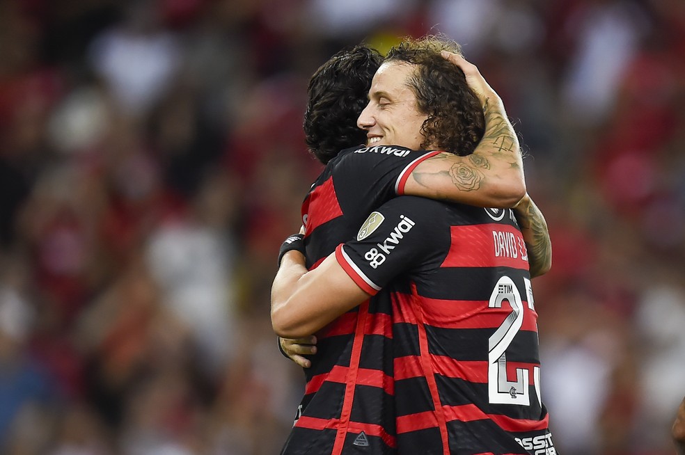 David Luiz abraça Pedro na comemoração de um dos gols do Flamengo