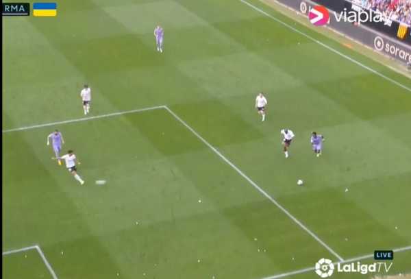 Tacada de pênalti prejudica Vini Jr. em partida marcada por racismo no Flamengo.