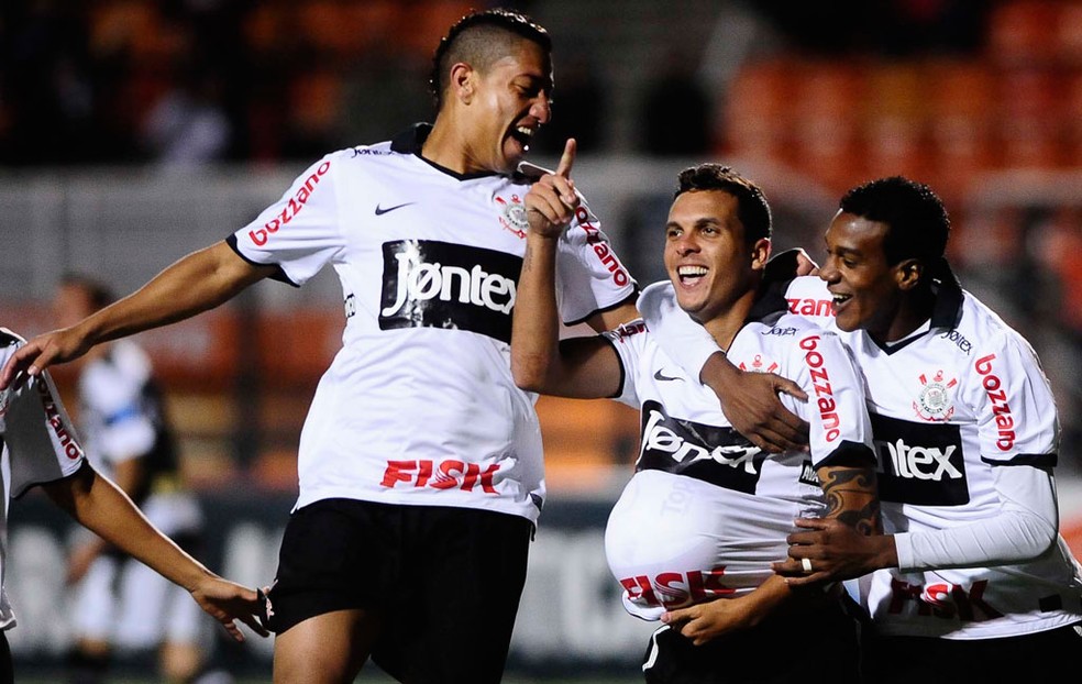 Ramon comemora gol pelo Corinthians que fez em homenagem à filha, Antônia — Foto: Marcos Ribolli/Globoesporte.com