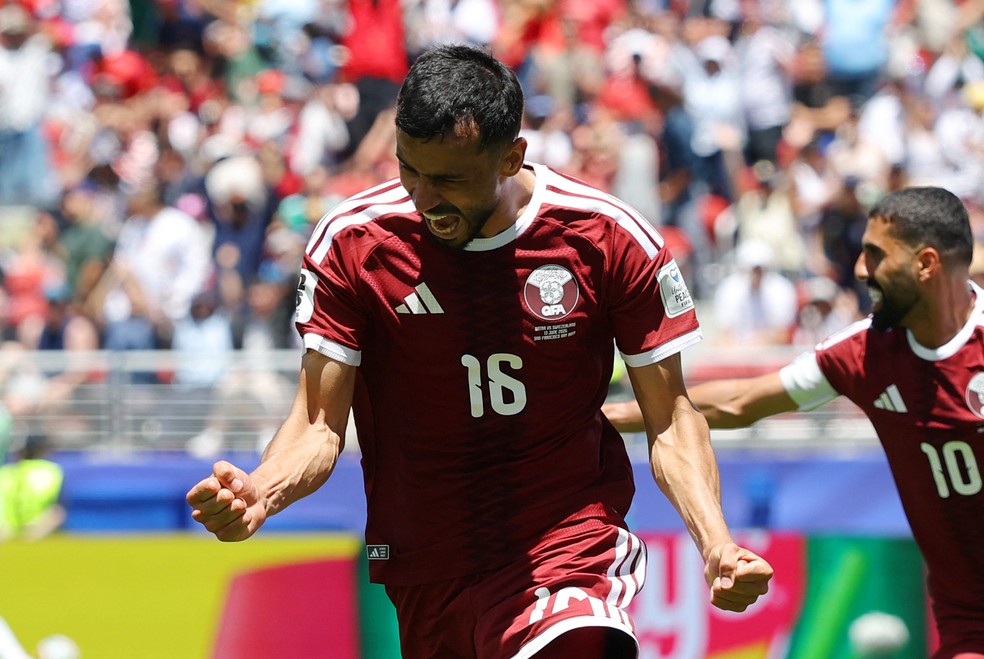Khoukhi comemora o gol de empate do Catar contra a Suíça — Foto: REUTERS/Carlos Barria