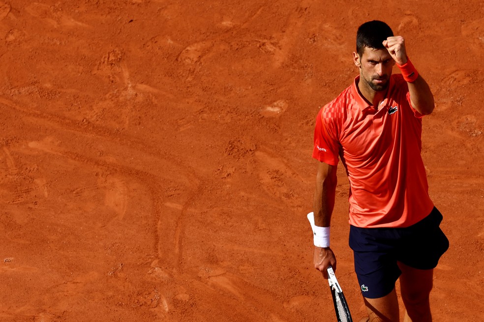 Novak Djokovic vence o terceiro set da semifinal em Roland Garros — Foto: REUTERS/Kai Pfaffenbach