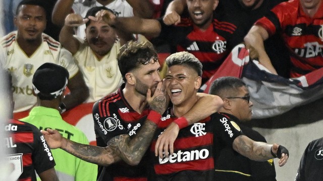 Carrascal comemora gol do Flamengo com Léo Pereira
