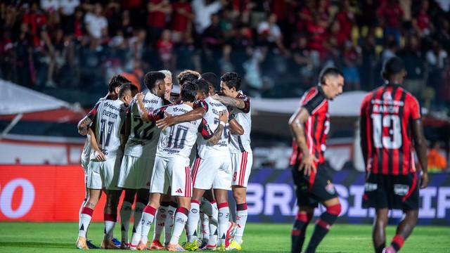 Jogadores do Flamengo comemoram gol de Pulgar contra o Vitória