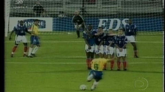 O chute mais forte de Roberto Carlos ○ 1997 Narração: Galvão