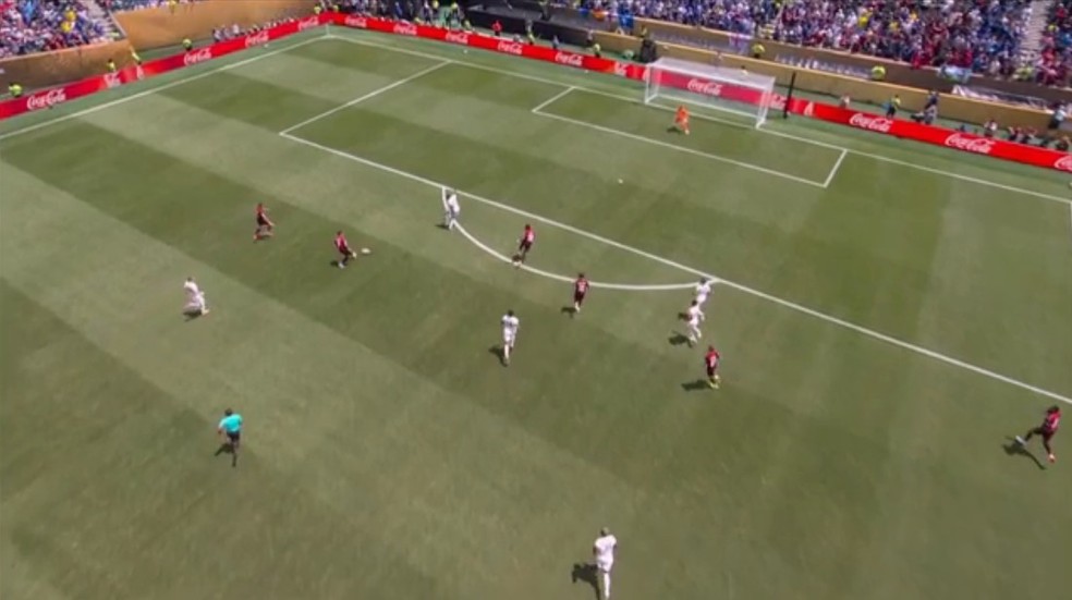 Passe errado de Luiz Arajo para Plata em Flamengo x Chelsea  Foto: Reproduo / TV Globo