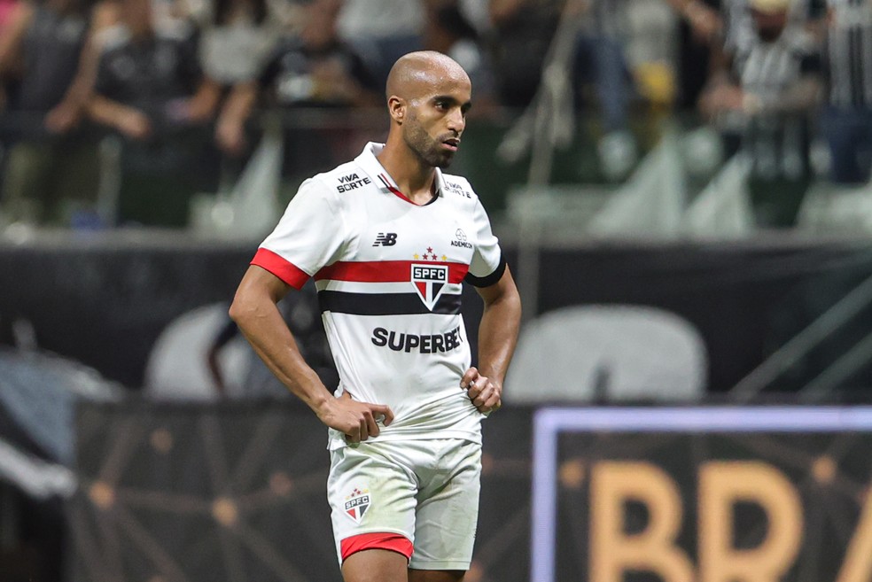 Lucas lamenta eliminação do São Paulo contra o Atlético-MG — Foto: Gilson Lobo/AGIF