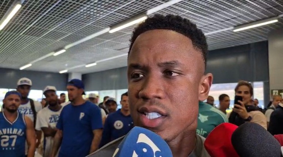 Sinisterra chega a Belo Horizonte para assinar com o Cruzeiro — Foto: Danny Paiva/Tv Globo