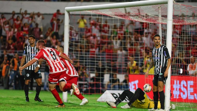 Anselmo Ramon comemora o segundo gol do CRB contra o ASA