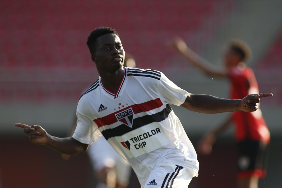 FUTURO NEGÓCIO: São Paulo renova com atacante da base, que pode ser emprestado em breve