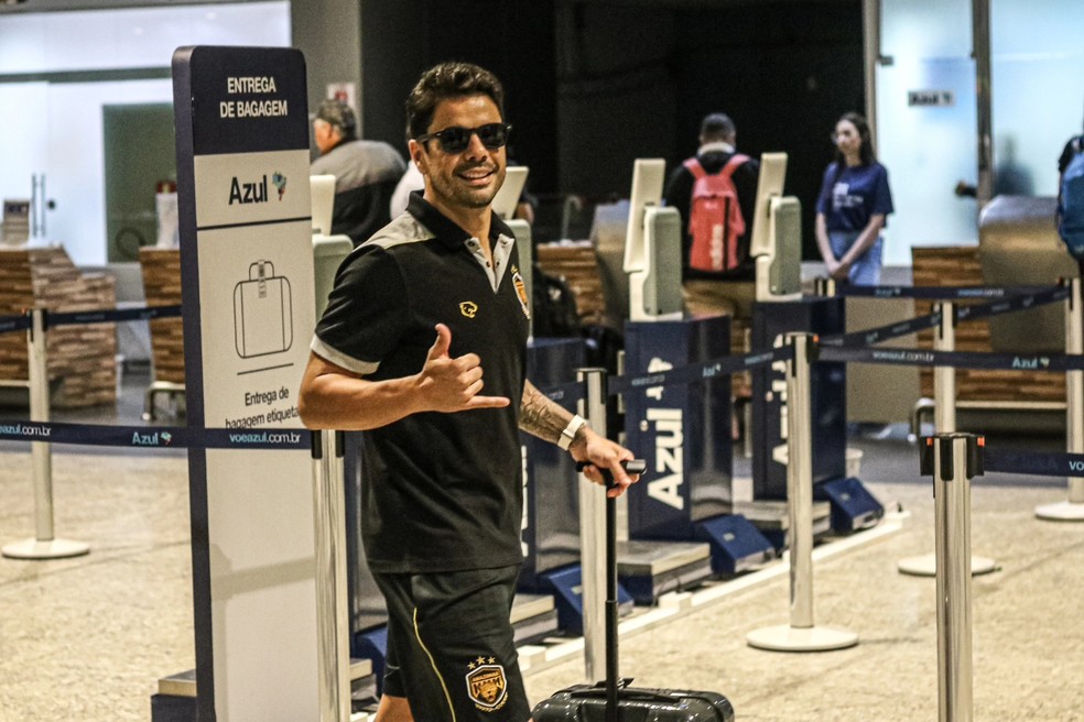 Henrique Almeida viajou com o elenco do Amaonas para o duelo com o CRB &mdash; Foto: Jo&atilde;o Normando/Amazonas FC