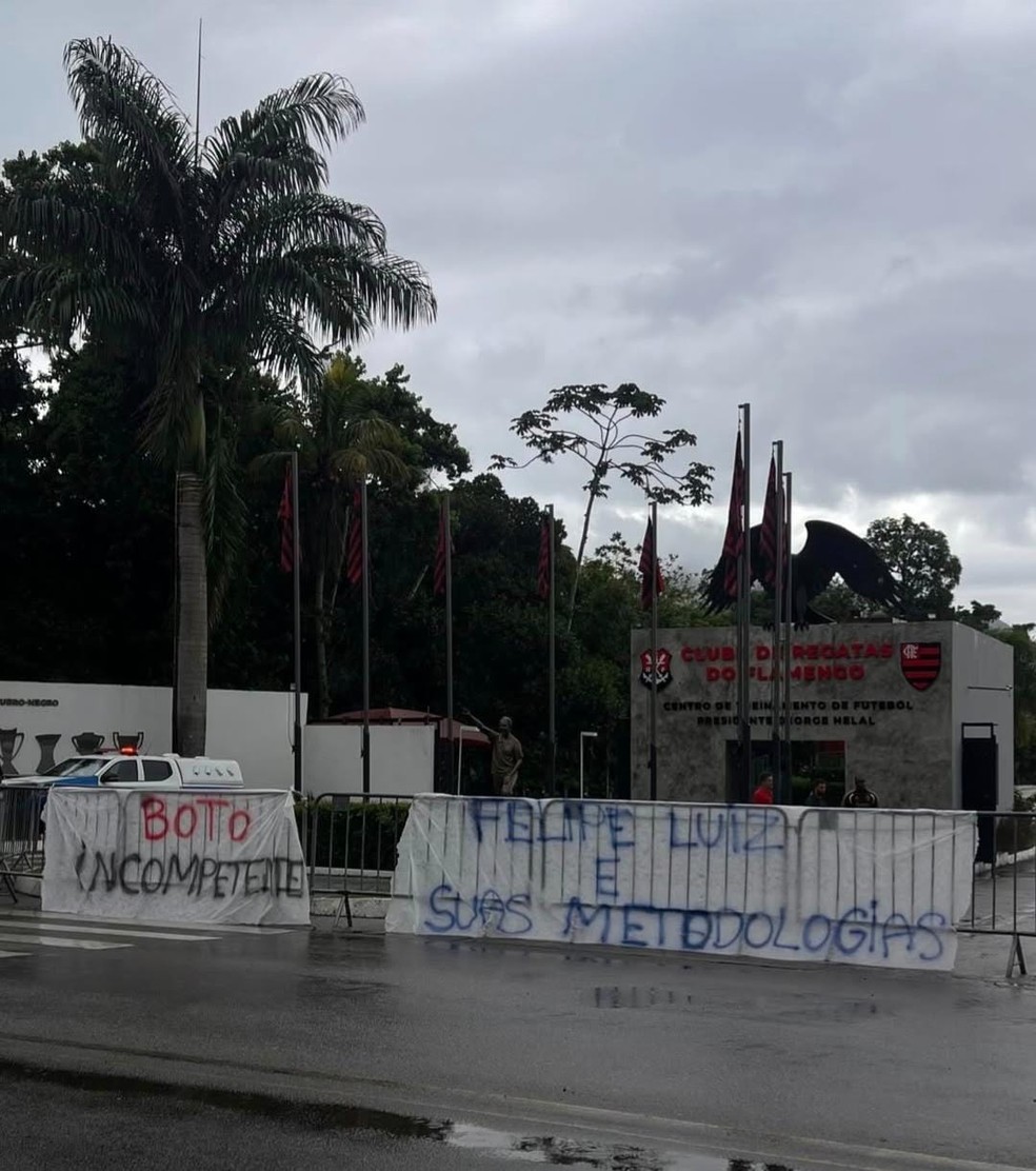 Protesto da torcida do Flamengo na porta do CT � Foto: Reprodu��o