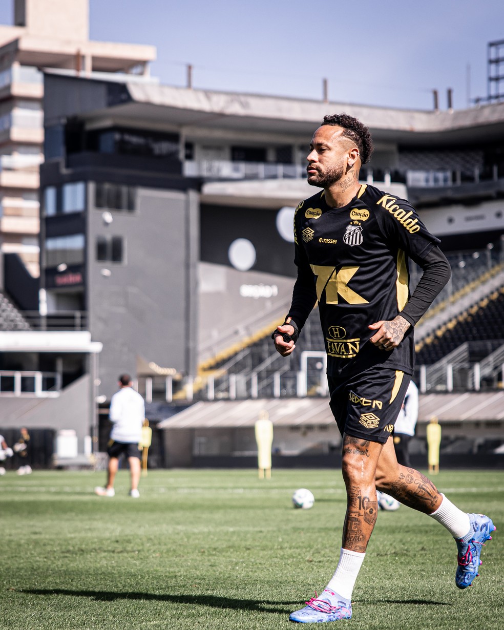 Neymar pode fazer o quinto jogo seguido por 90 minutos nesta segunda — Foto: Raul Baretta/Santos FC