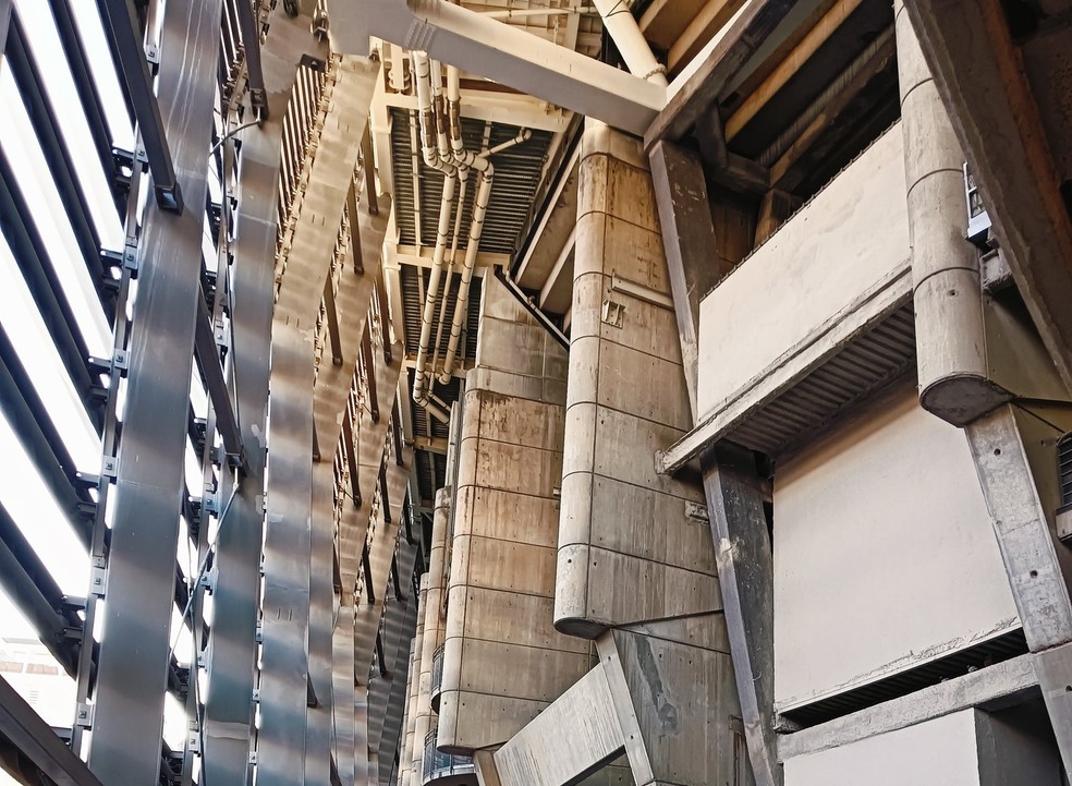 Abaixo da nova estrutura, fachada do antigo estádio permanece intacta — Foto: Reprodução/ Redes sociais