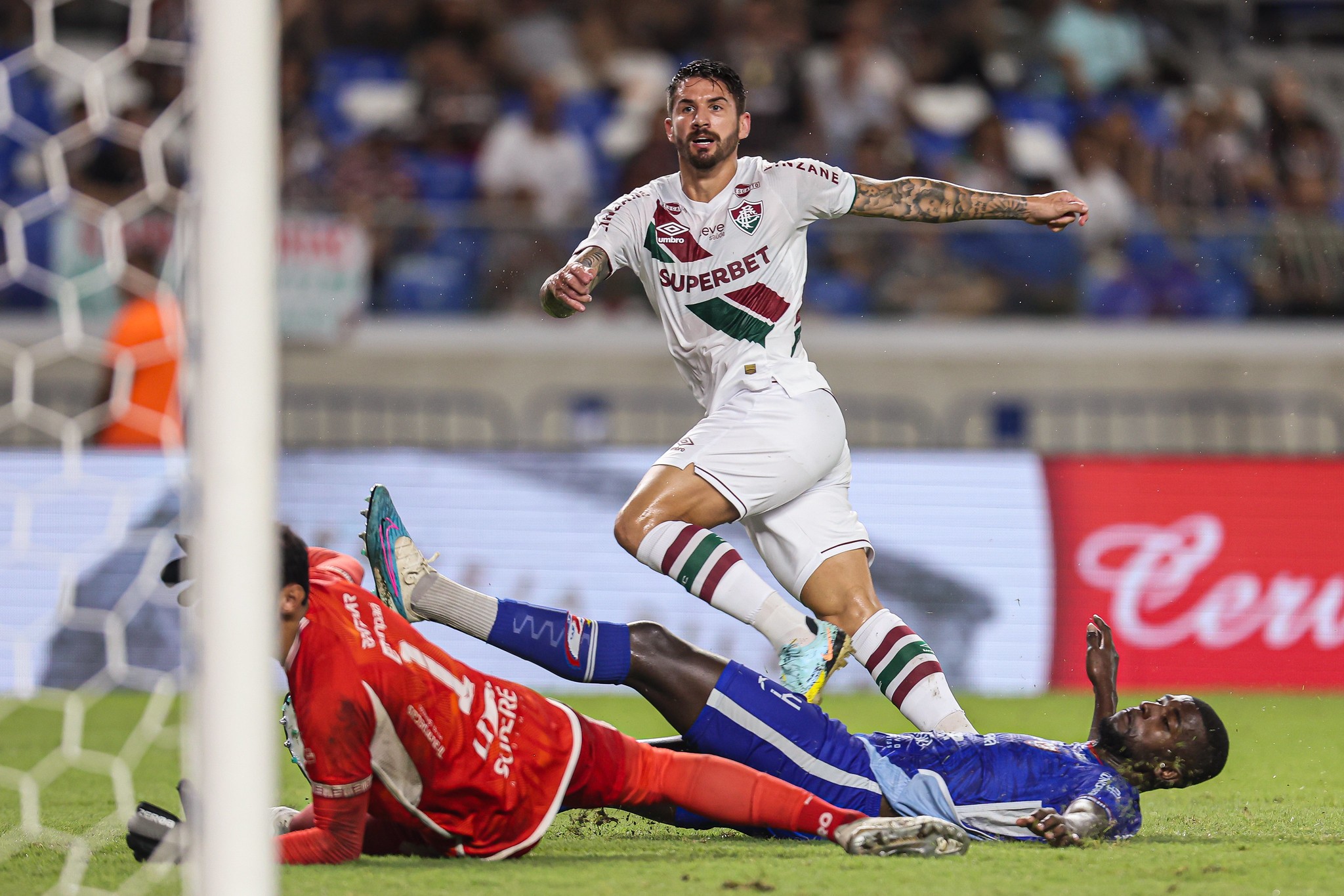 Everaldo mostra credenciais em primeira grande atuação pelo Fluminense