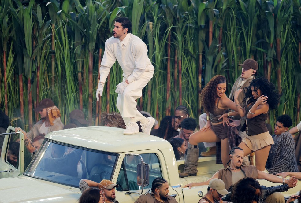 Super Bowl: Bad Bunny agita intervalo com show de valorização à cultura latino-americana | Ge