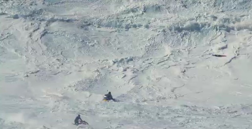 Daniel Rangel tenta resgatar Will Santana em onda gigante de Nazaré — Foto: Reprodução