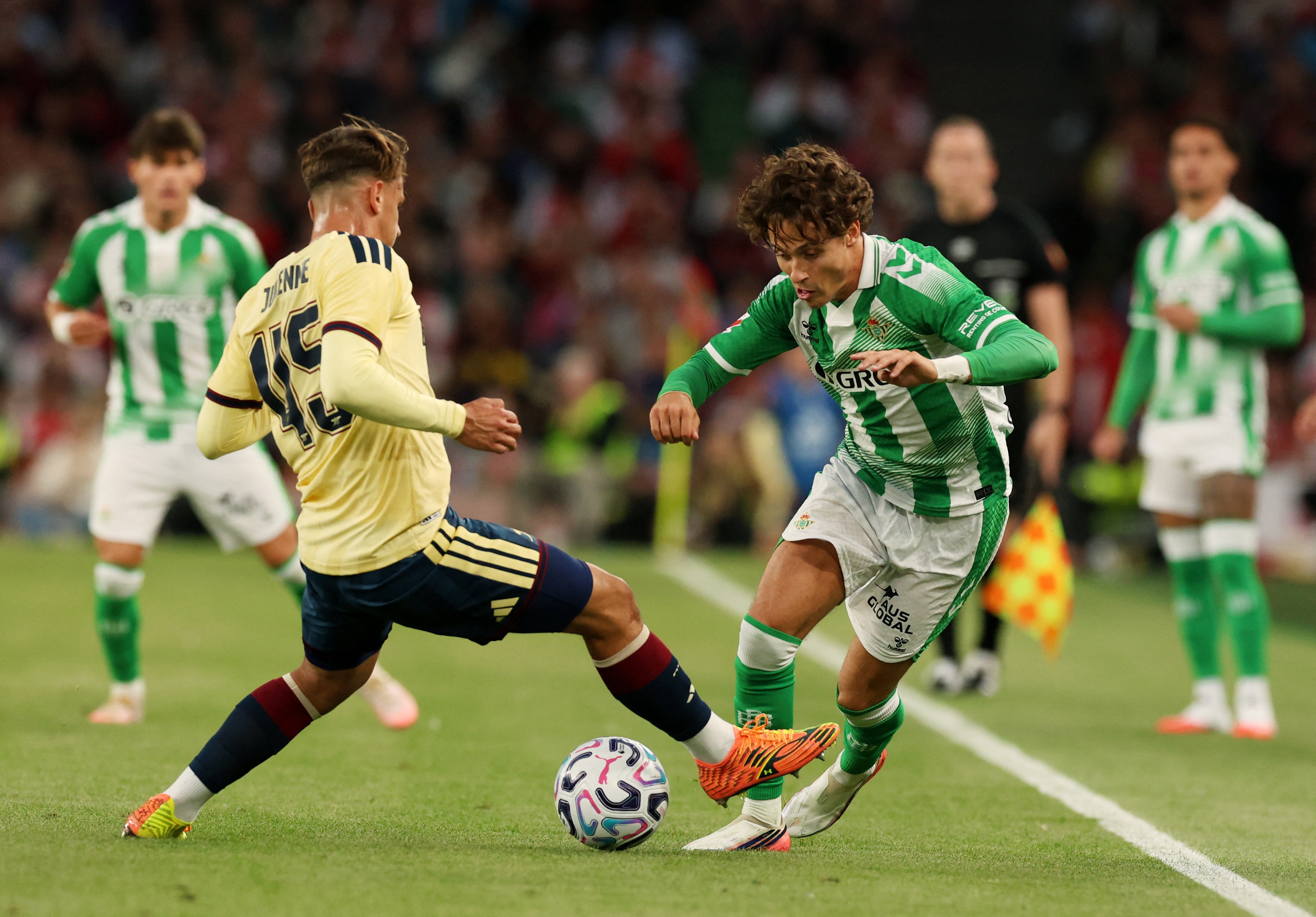À espera de Bruno Guimarães, Arsenal perde amistoso para o Betis em Dublin