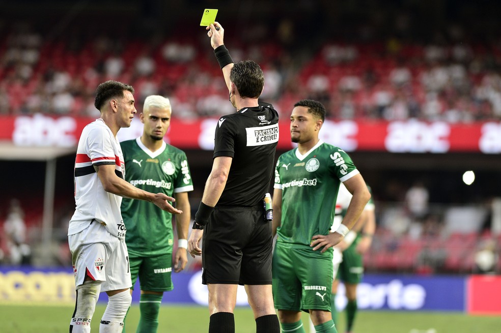 São Paulo x Palmeiras, cartão amarelo para Enzo Díaz e Vitor Roque — Foto: Marcos Ribolli