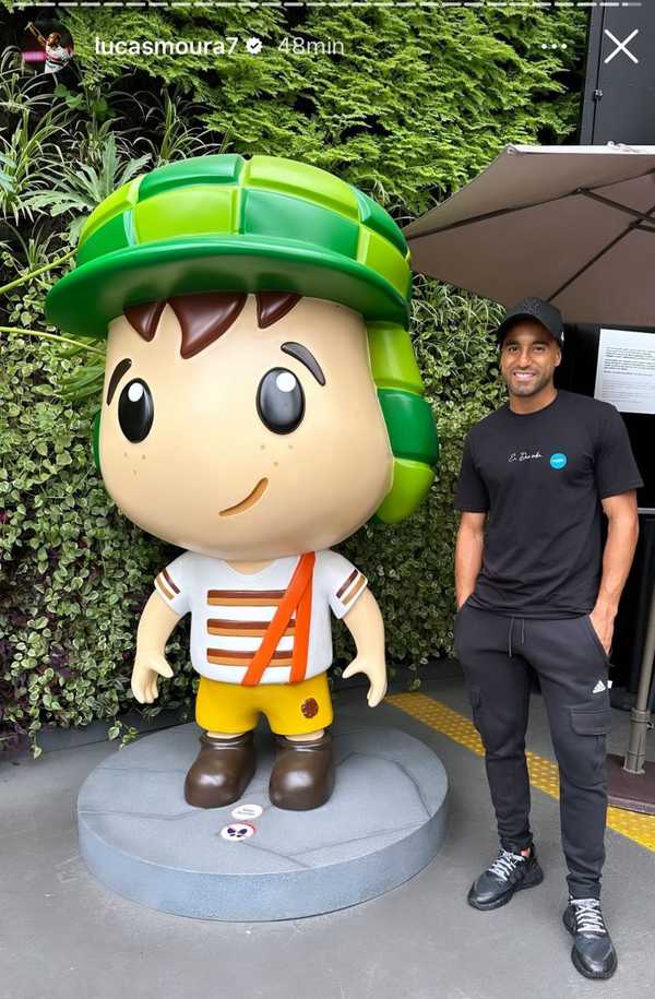 Lucas Moura, do São Paulo, visita exposição do Chaves no MIS: nostalgia futebolística.