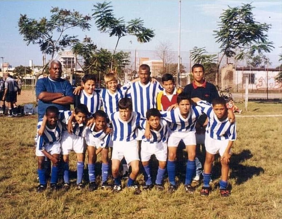 Edenilson, terceiro agachado da esquerda para a direita, jogava na categoria livre do Garrat